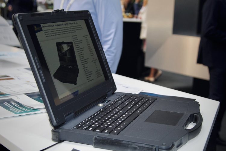 «Росэлектроника» представила промышленный защищенный ноутбук в облегченном корпусе